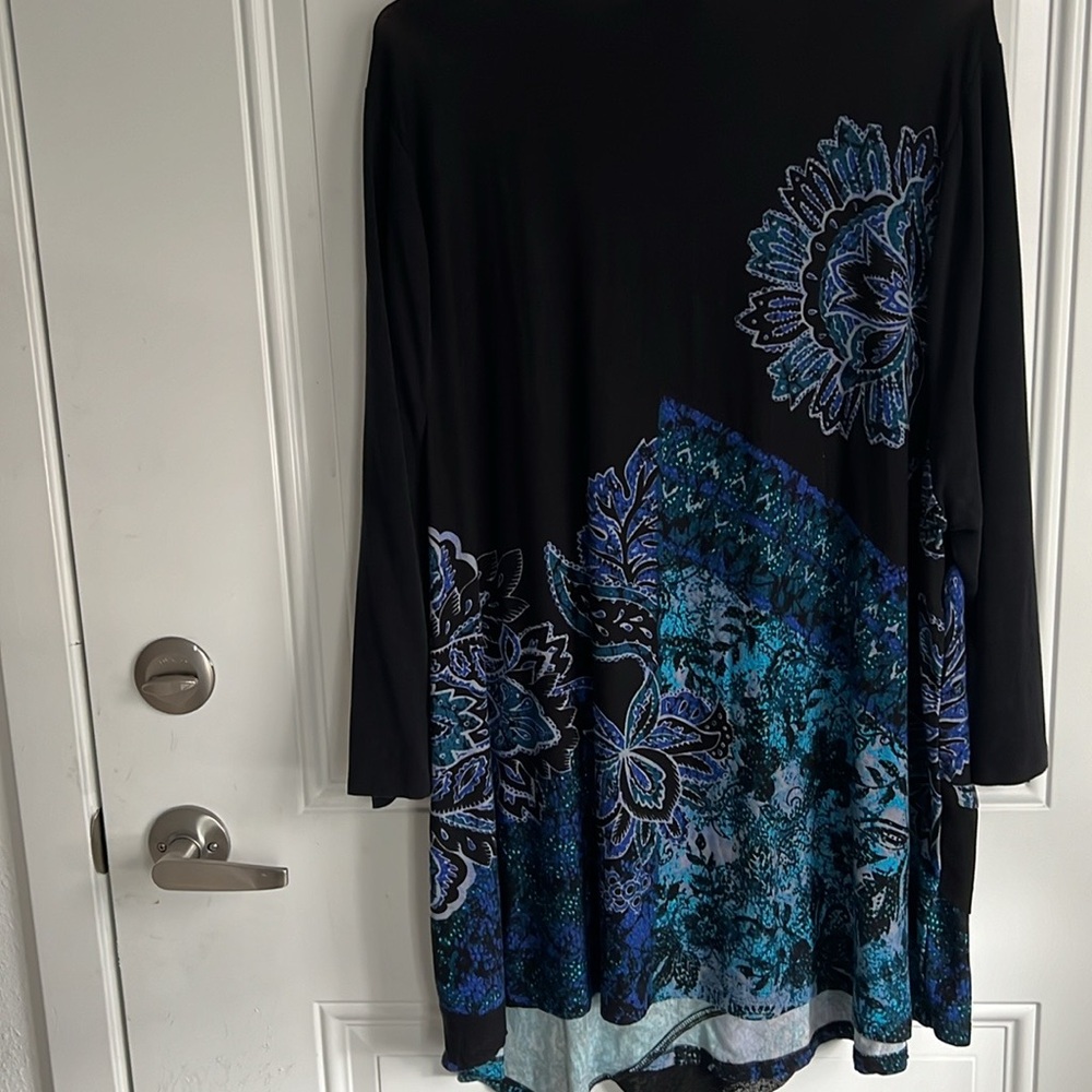 Avenue Tunic size 22-24 black/blue 95% viscose 5% elastnae material long sleeve.
